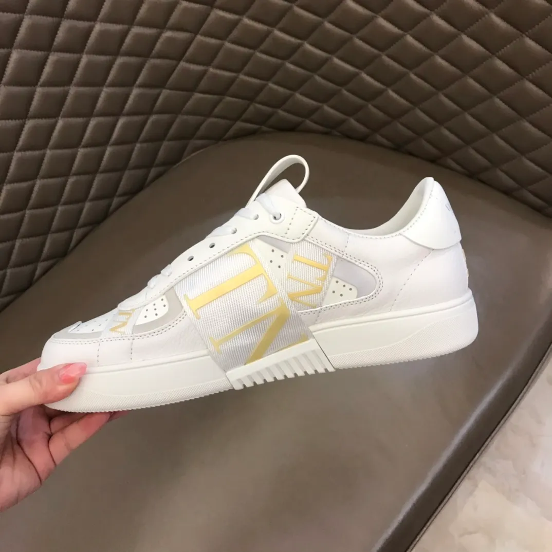 p440 "Valentin*" new spring and summer calfskin lace-up sneakers. No man should be able to refuse these shoes. The classic color scheme is so handsome! Purchase a high-precision replica of the original version to instantly sell off the market currency! 6 VLTN logo rubber effect straps - Valentino Garavani Logo printed on the back and tongue, all materials are customized to ensure quality! Size: 38-44